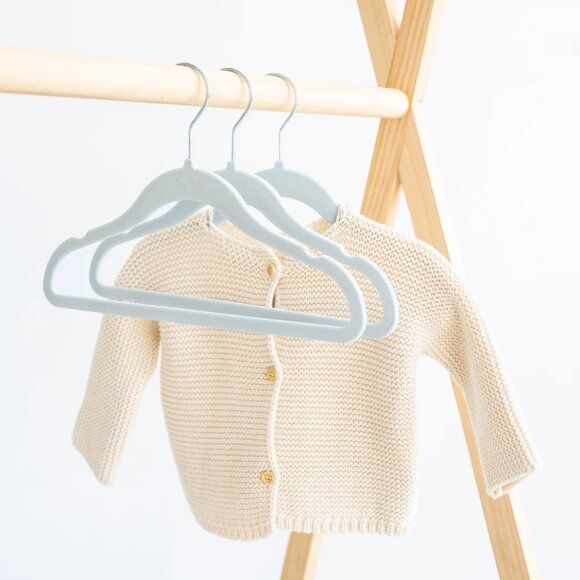 New Velvet Hangers in Packs of 15. Baby Clothing & Pet Clothing. - Picture 1 of 11